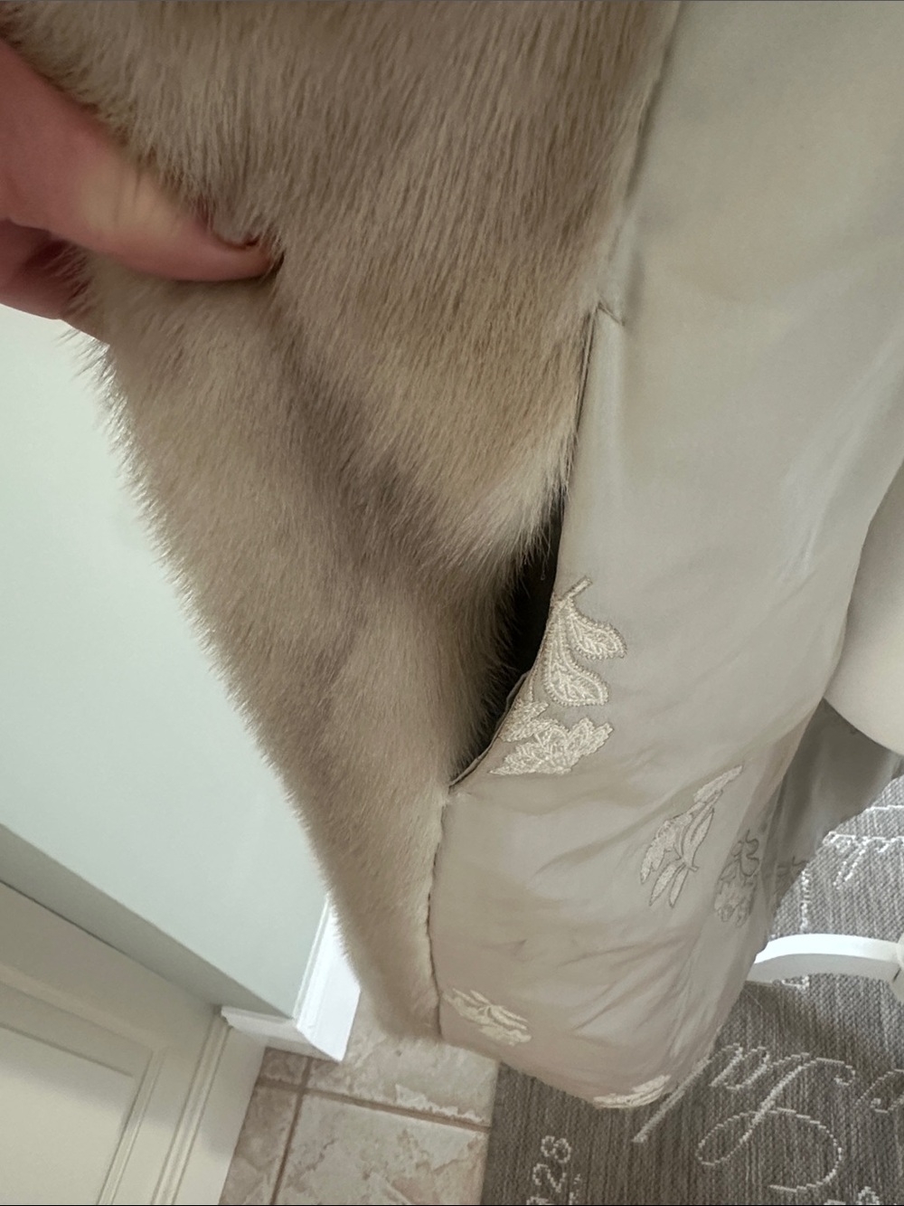 Vintage Classic Women's Taupe Mink Fur Coat - Luxurious Outerwear - Picture 3 of 5